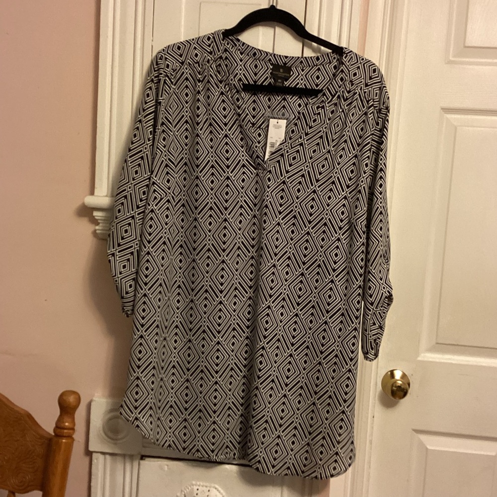 Worthington Black and White Graphic Blouse